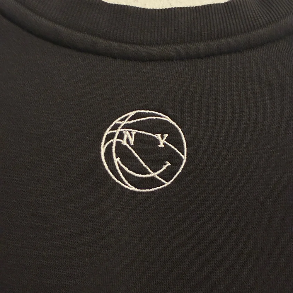 NYON Knicks Black Crewneck Sweater - Picture 7 of 7